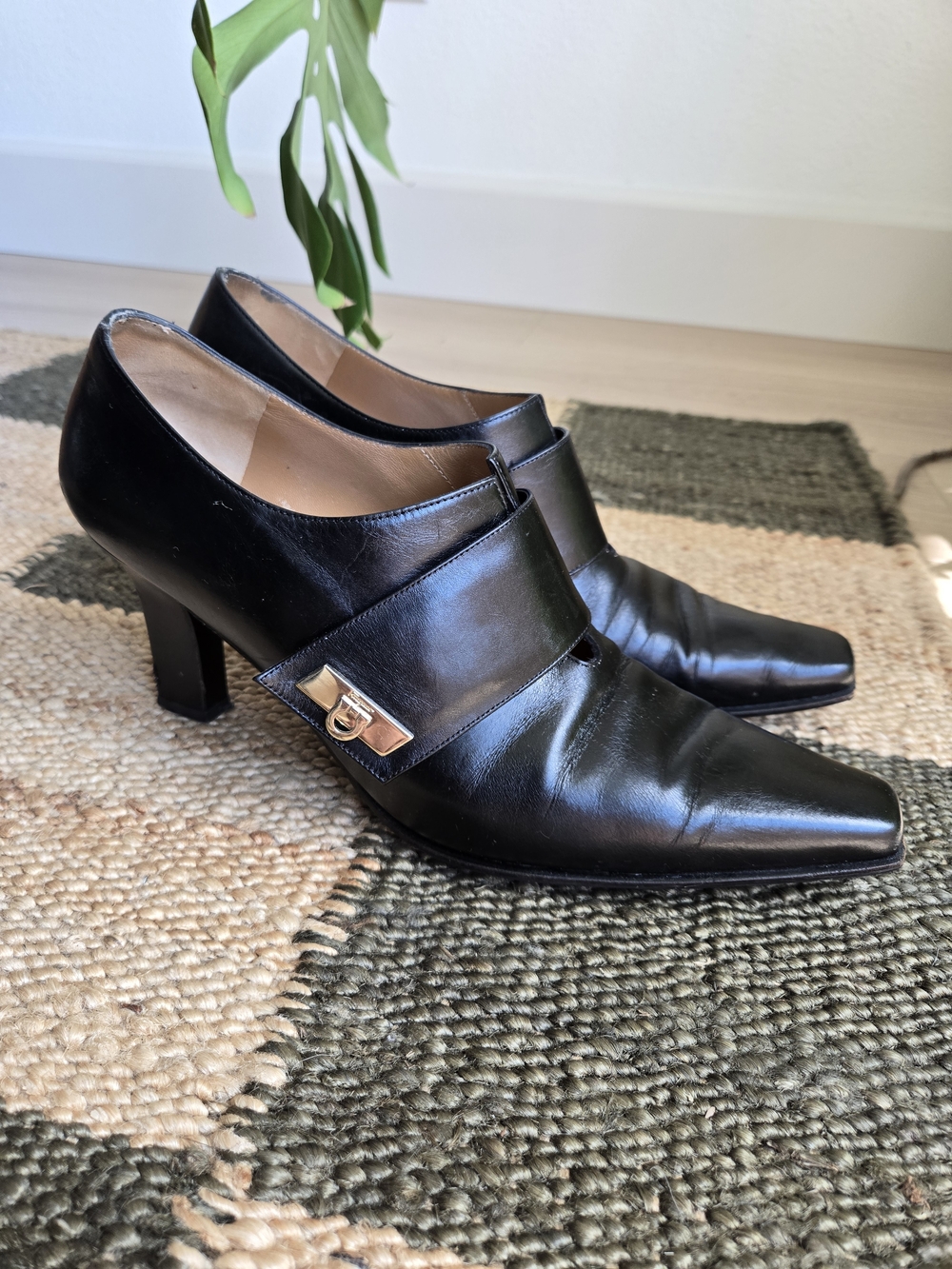 Vintage | Salvatore Ferragamo Black Leather Pointed-Toe Heel